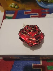 Adorno de Navidad vintage vidrio soplado rojo rosa flor detalles dorados con etiqueta - Imagen 1 de 5