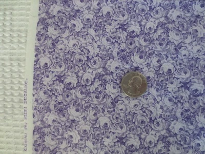 4662.  PETER PAN Tonos Púrpura ROSAS FLORALES TELA 100% ALGODÓN - 45"x 1-1/2 yardas. Foto 1 de 3