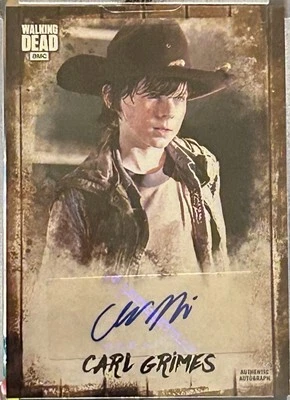 🔥☠️WALKING DEAD AUTOGRAPH COLLECTION CHANDLER RIGGS/CARL GRIMES  AUTO  #21/25🔥 - Image 1 of 3