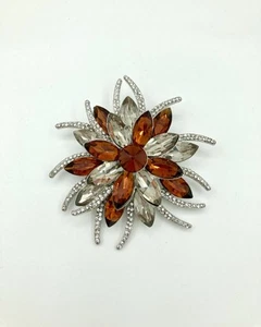 Hermoso broche floral con tachuelas de diamantes de imitación - naranja y blanco - Imagen 1 de 4