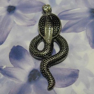Pendentif Cobra Royal Bicolore 55 mm en Acier Brossé Rhodié de Dolly-Bijoux - Picture 1 of 1