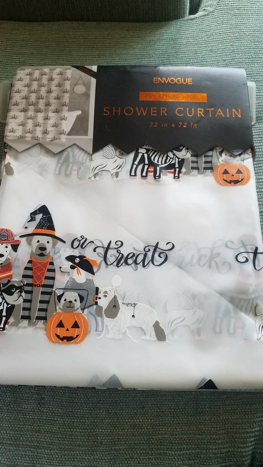 Cortina de ducha temática de Halloween Envogue Pug, Bulldog, Dalmation Foto 1 de 3