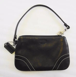 Muñequera Coach de cuero negra con etiqueta colgante 6 x 4 pulgadas - Imagen 1 de 5