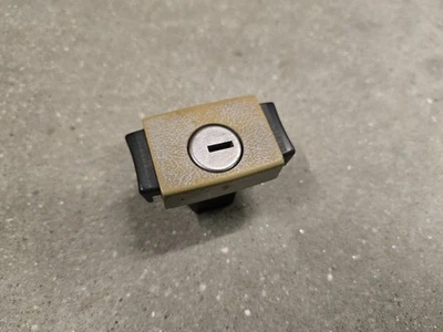 CHEVY BLAZER S10 FORD F150 BRONCO JEEP CONSOLE GLOVE BOX LOCK LATCH FADED 78-96 Foto 1 de 4