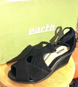 EARTH Brand Women Wedge Curvet Suede Sandals Black Sz 7 D Wide New Box - Foto 1 di 4
