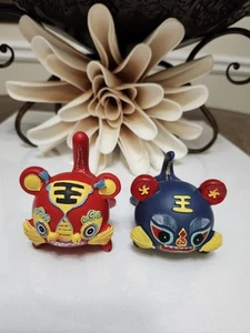 2 chinesische Cartoon Tiger blau/rot klein 3" moderne Kunst Dekor - Bild 1 von 4