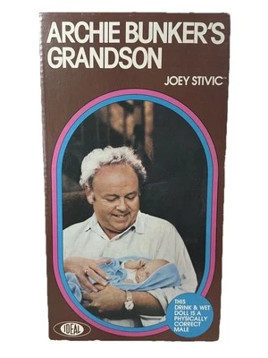 1976 Archie Bunker’s Grandson Joey Stivic bebidas y mojados anatómicamente correctos nuevo en caja Foto 1 de 4