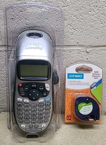 Máquina de etiquetas de pantalla LCD portátil fácil de usar DYMO LetraTag 100H con etiquetas - Imagen 1 de 5