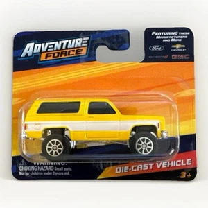 Blazer Chevy K5 1978 fundido a presión 1:64 Adventure Force 2023 amarillo - Imagen 1 de 3
