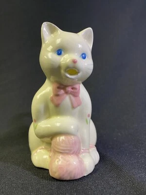 Винтажный Russ Berrie керамический сливочник маленький котенок с мяч пряжи белый розовый - Изображение 1 из 4