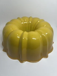 Sartén para pasteles Bundt esmaltada acanalada amarilla de aluminio vintage 10" redonda y 33/4" de alto - Imagen 1 de 6