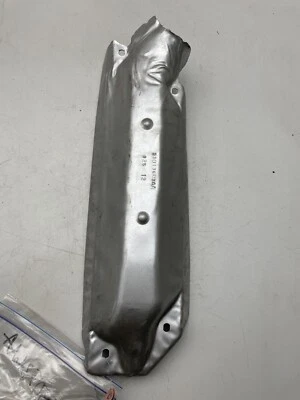 05-07 COMANDANTE COLECTOR ESCAPE ESCUDO MOPAR GENUINO 53013603AA Foto 1 de 4