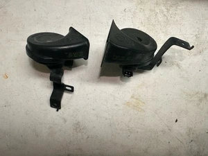 Juego de bocina de sirena de alarma de paso bajo y alto delantero Genesis G70 22-25 OEM - Imagen 1 de 4