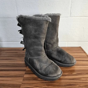 UGG Mädchen Bailey Bow Lammfell Winter Halbhohe Stiefel Grau Größe 3 - Bild 1 von 10