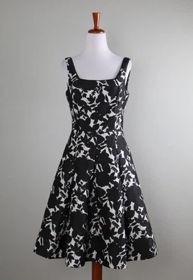 White House 黑色市场 160 美元花卉提花 A 字褶饰连衣裙 2 码 — 第 1/4 张图片