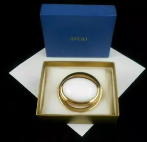 LOVELY AND STYLISH AVON ACCENT-ON-WHITE PIN WHITE CABOCHON ON SHINY GOLDTONE - Picture 1 of 5