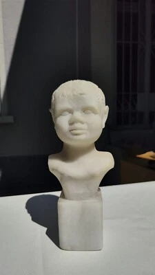 Busto in Marmo alabastro “Testa di Bambino” – Scultura Decorativa Vintage (1981) - Immagine 1 di 4