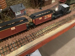 On30 RED W/ GOLD TRIM PASSENGER /COMBINE CAR KIT - Picture 1 of 13