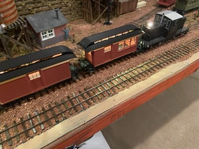 On30 RED W/ GOLD TRIM PASSENGER /COMBINE CAR KIT - Image 1 of 4