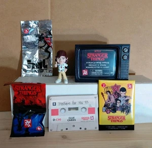 Cápsula invertida YuMe Toys Stranger Things Dustin Henderson con tarjetas sin abrir - Imagen 1 de 16