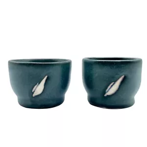 x2 handgefertigte Sake Tassen Smaragd Feder Emblem 2 cm groß - Bild 1 von 7