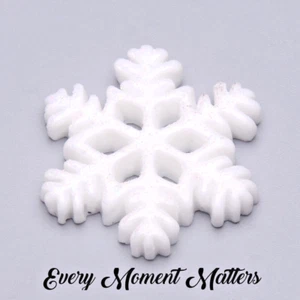 20 x SNOWFLAKE CREAM/IVORY WHITE GLITTER FLAT BACK RESIN 20x18mm Cabochons - Picture 1 of 3