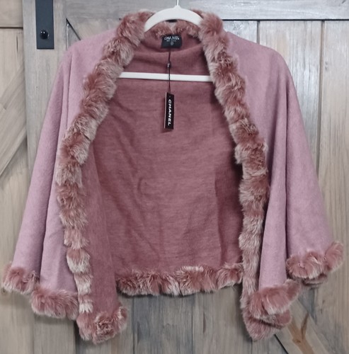 CHANEL BOUTIQUE VINTAGE LANA ROSA CON PELLICCIA MANTELLO SCIALLE AVVOLGENTE CON ETICHETTE LOGO CC CATENA