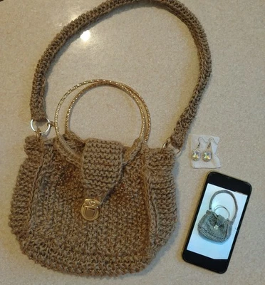 Bolso de hombro de ganchillo hecho a mano con asa dorada - Cartera estilo boho + Cristal GRATIS Foto 1 de 4