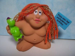 GODITI IL TUO ULTIMO COMPLEANNO PREISTERICO - Bambola Troll Russ 3" - NUOVO - Foto 1 di 5