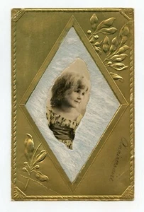 Schöne alte Relief Postkarte mit Vergoldung. Jugendstil .Foto Mädchen - Bild 1 von 2