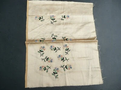 broderies ancienne faite main sur satin - Photo 1/4