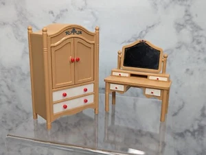 Vintage Tomy kleinere Häuser Puppenhaus Schlafzimmer Schrank und Waschtisch - Bild 1 von 7