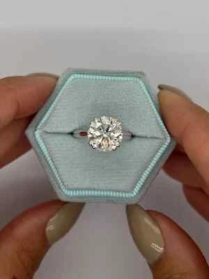 Lab Grown 4.00 克拉 VVS2 清晰度 E 色 IGI 认证圆形切割钻石戒指 — 第 1/4 张图片