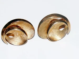 Vintage Trifari Modernist 2-farbig gebürstet goldfarben Clip-On Ohrringe Mid Century - Bild 1 von 3