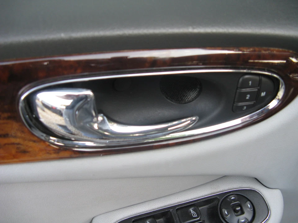 JAGUAR XJ8/VANDEN PLAS 2004-05-06-07-2008 DRIVER INTERIOR DOOR HANDLE - Image 1 of 1