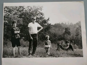 1969 Woodstock Original Foto von Walter Bredel - Familie reagiert auf Hippie Horde - Bild 1 von 9