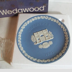 Vintage in Box Wedgwood 1981 Christmas Plate Marble Arch Jasperware Blue 8" - Picture 1 of 8