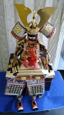 Armadura miniatura (talla 13) por el fabricante de armaduras Ryuo Ono, Genji O-yoroi con cofre de armadura Foto 1 de 4