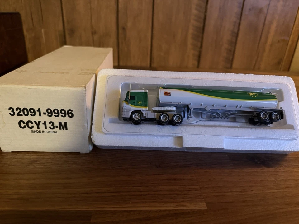 Remolque tractor Matchbox CCY13-M-BP DAF 3300 cabina espacial Foto 1 de 2