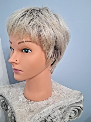 Spring Hi Corto Gris Tono Pixie Ellen Wille Mezcla Nieve Enraizado Usado Lindo Foto 1 de 4