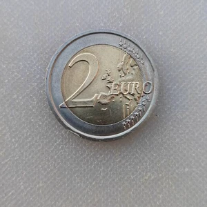 Moneta commemorativa da 2 euro dedicata agli operatori sanitari in Italia - Foto 1 di 3