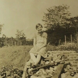 Preciosa foto de Betty de principios de 1900 trabajando con ladrillos - Imagen 1 de 3