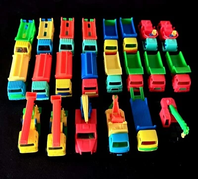 Lotto 22 CAMIONCINI in Plastica - Sorprese Patatine Anni 2000 - Camion - Leggi - Immagine 1 di 3