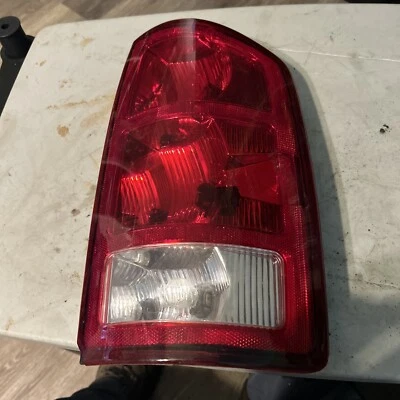 Lámpara de luz trasera derecha Depo 334-1906R-UF Dodge Ram 1500 02-05 Foto 1 de 4