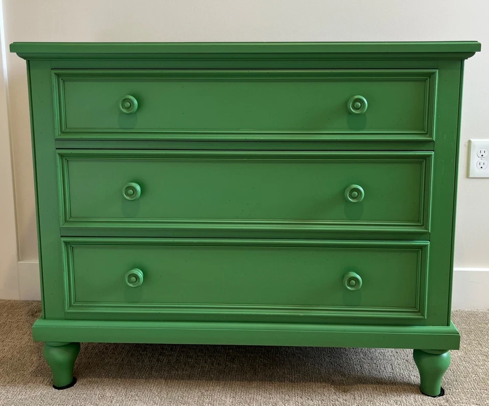 Cómoda Ethan Allen Sarah Pequeña de 3 Cajones de Colección Colores Verde Kelly Foto 1 de 4