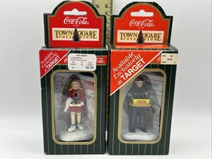 2 Stück Coca-Cola Town Square Sammlung Cola Zubehör Carhop & Pizzamann - Bild 1 von 4