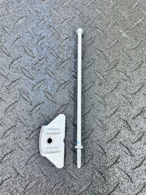 🚘 05-10 BMW E60 E63 E64 M5 M6 ABRAZADERA DE SUJECIÓN DE BATERÍA y PERNO 61217577620 OEM Foto 1 de 4