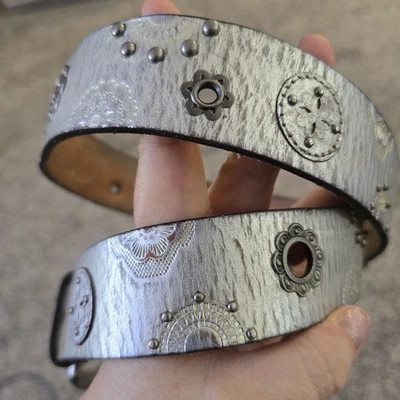 Cinturón Fossil Mujer Pequeño Plateado Metálico Tachonado Floral Foto 1 de 4