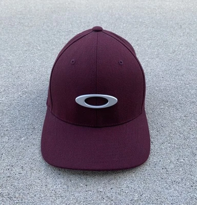 Sombrero ajustado Oakley metálico con logotipo 3D ajuste flexible Yupoong rojo borgoña para hombre talla S/M Foto 1 de 4