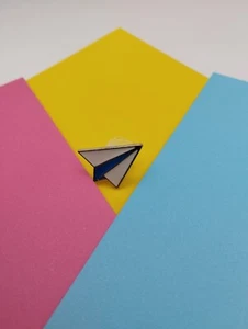 Pin/Anstecker - Flugzeug, Papierflieger - Bild 1 von 1